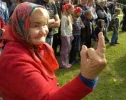 bad-family-photos-grandma-giving-finger.webp